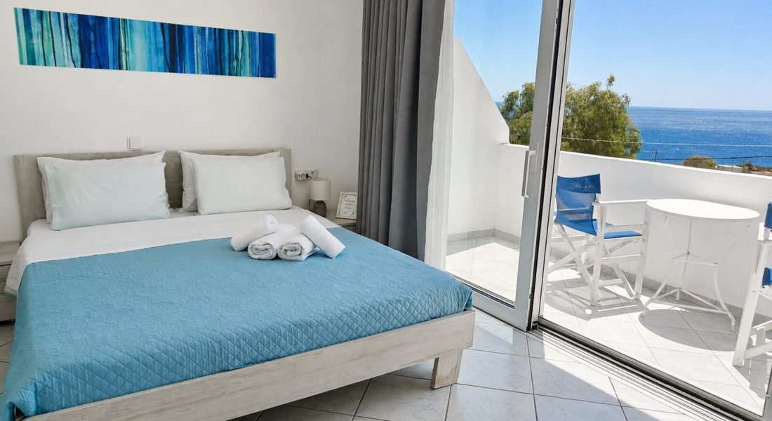 Double studio in Syros with double bed and balcony acces